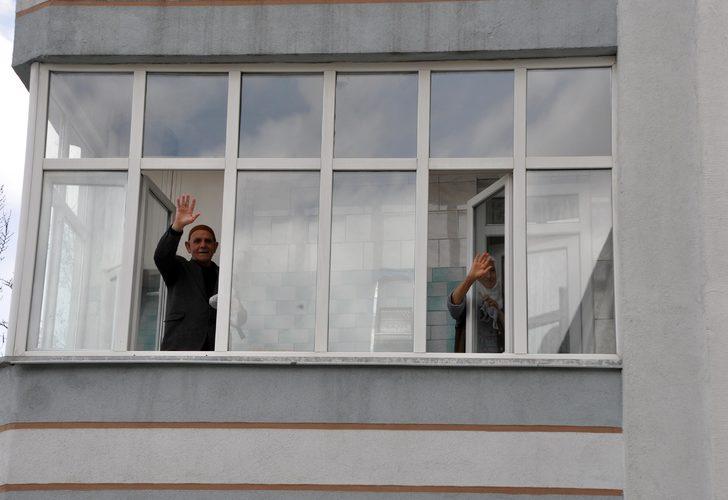 Helal olsun sana Veysel dede! 53 yıllık eşine ev işlerinde yardım ediyor G4