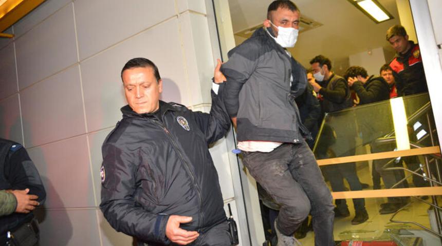 Camını kırıp bankaya girdi! 'Yatacak yerim olmadığı i&ccedil;in bankada kalmak istedim'