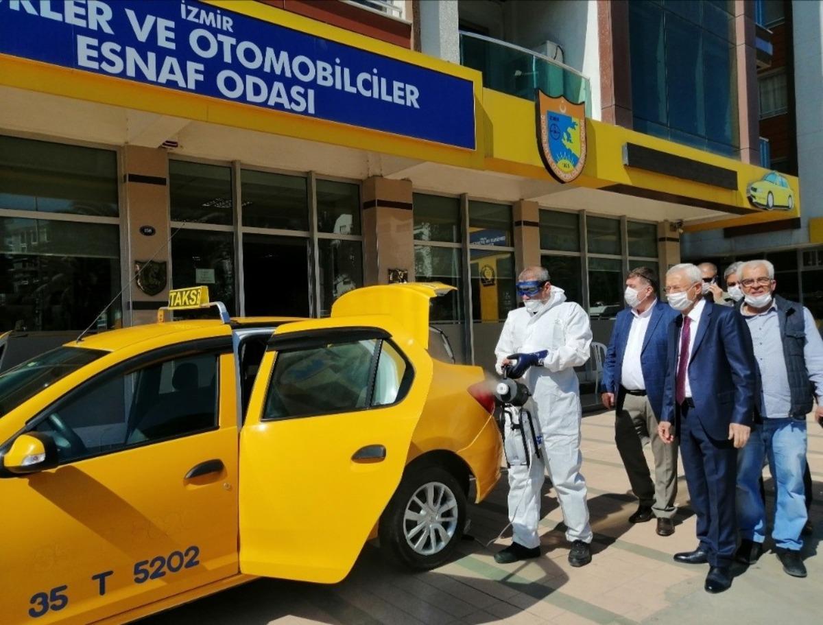 İzmir&rsquo;de taksiler bir ayda ikinci kez dezenfekte ediliyor