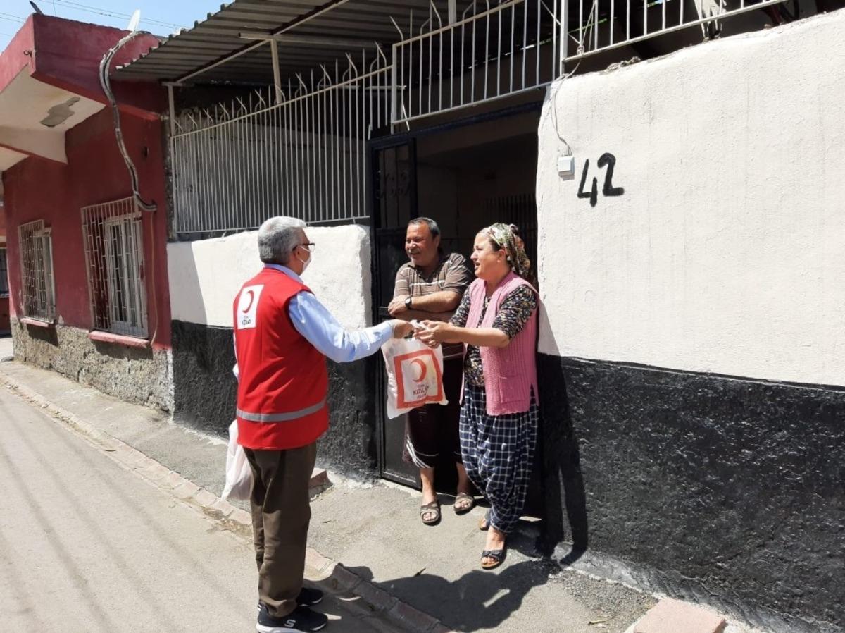 Kızılay&rsquo;dan sokağa &ccedil;ıkamayanlara gıda yardımı
