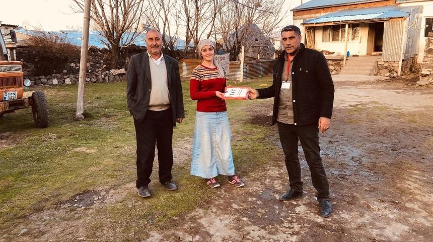 Taşlı&ccedil;ay&rsquo;da eğitimciler gece g&uuml;nd&uuml;z demeden kitap dağıttılar