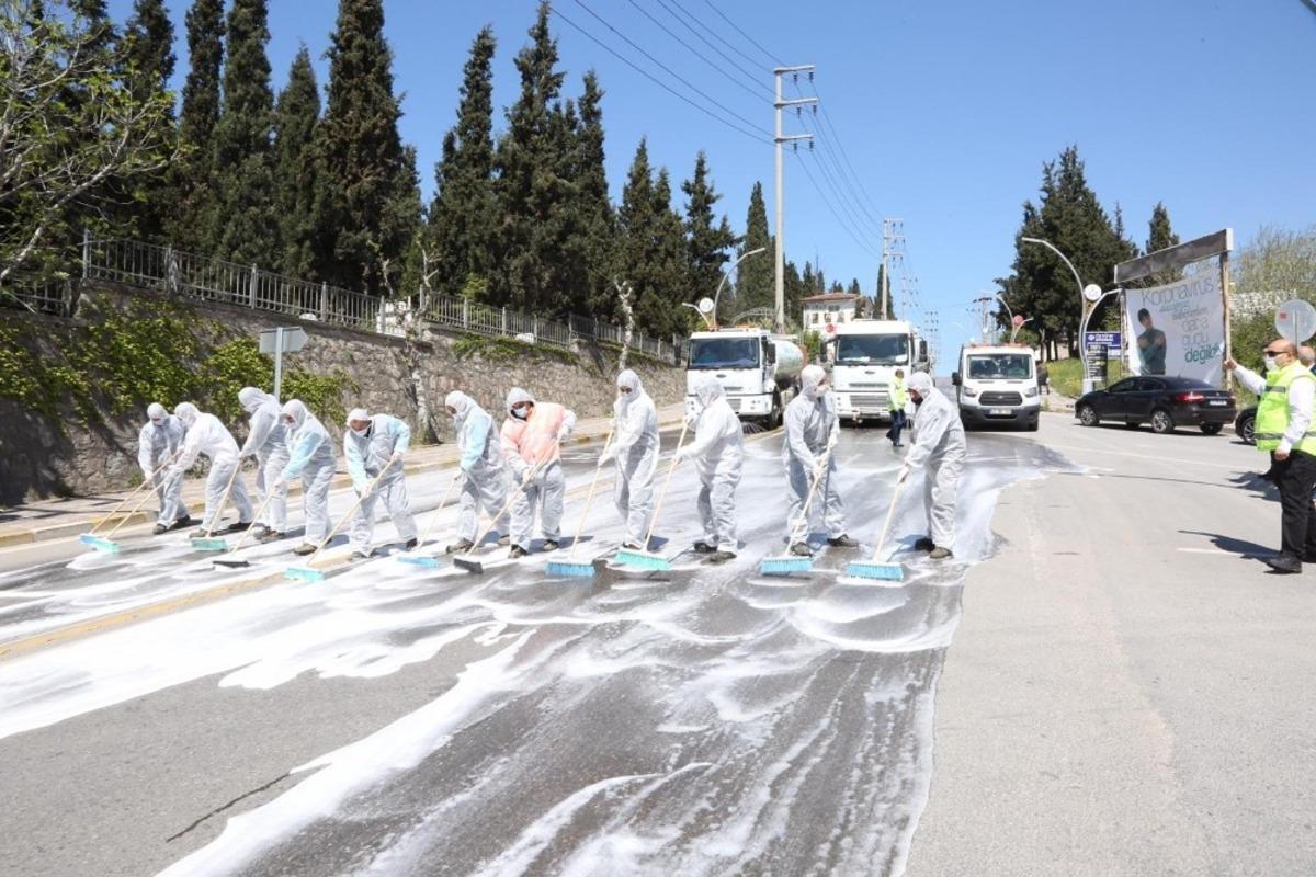 Sokağa &ccedil;ıkma kısıtlamasını fırsata &ccedil;evirip caddeleri fır&ccedil;alarla yıkadılar
