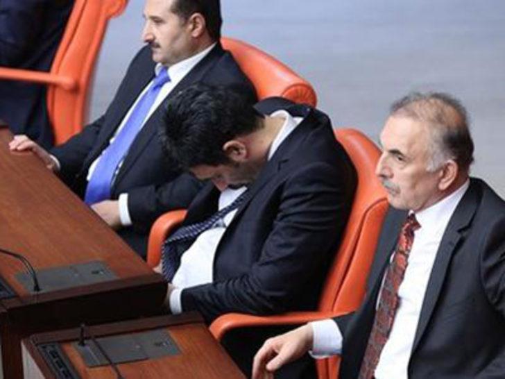 Uğur Işılak mecliste uyuyakaldı G1