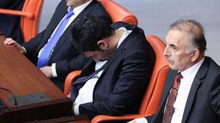 Uğur Işılak mecliste uyuyakaldı