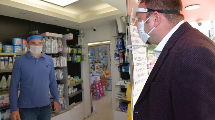 Başkan Utku G&uuml;mr&uuml;k&ccedil;&uuml;&rsquo;den kargo ve eczane &ccedil;alışanlarına siperlik