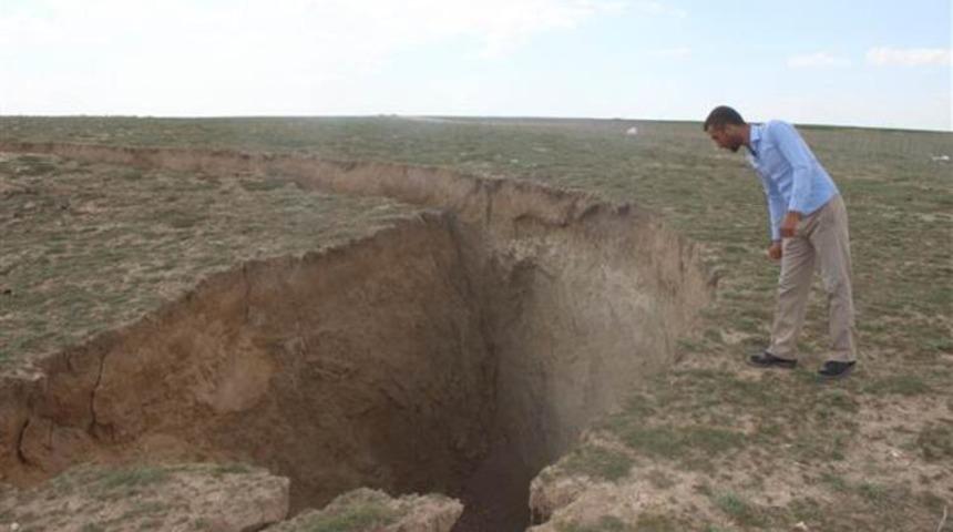 G&ouml;r&uuml;nce şok oldular! 35 metre &ccedil;apında 15 metre derinliğinde yeni obruk