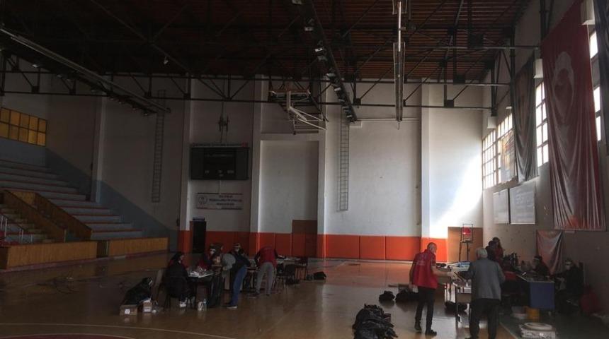 Niğde Gen&ccedil;lik Merkezleri g&uuml;nl&uuml;k 2 bin 500 adet siperlik maske &uuml;retiyor