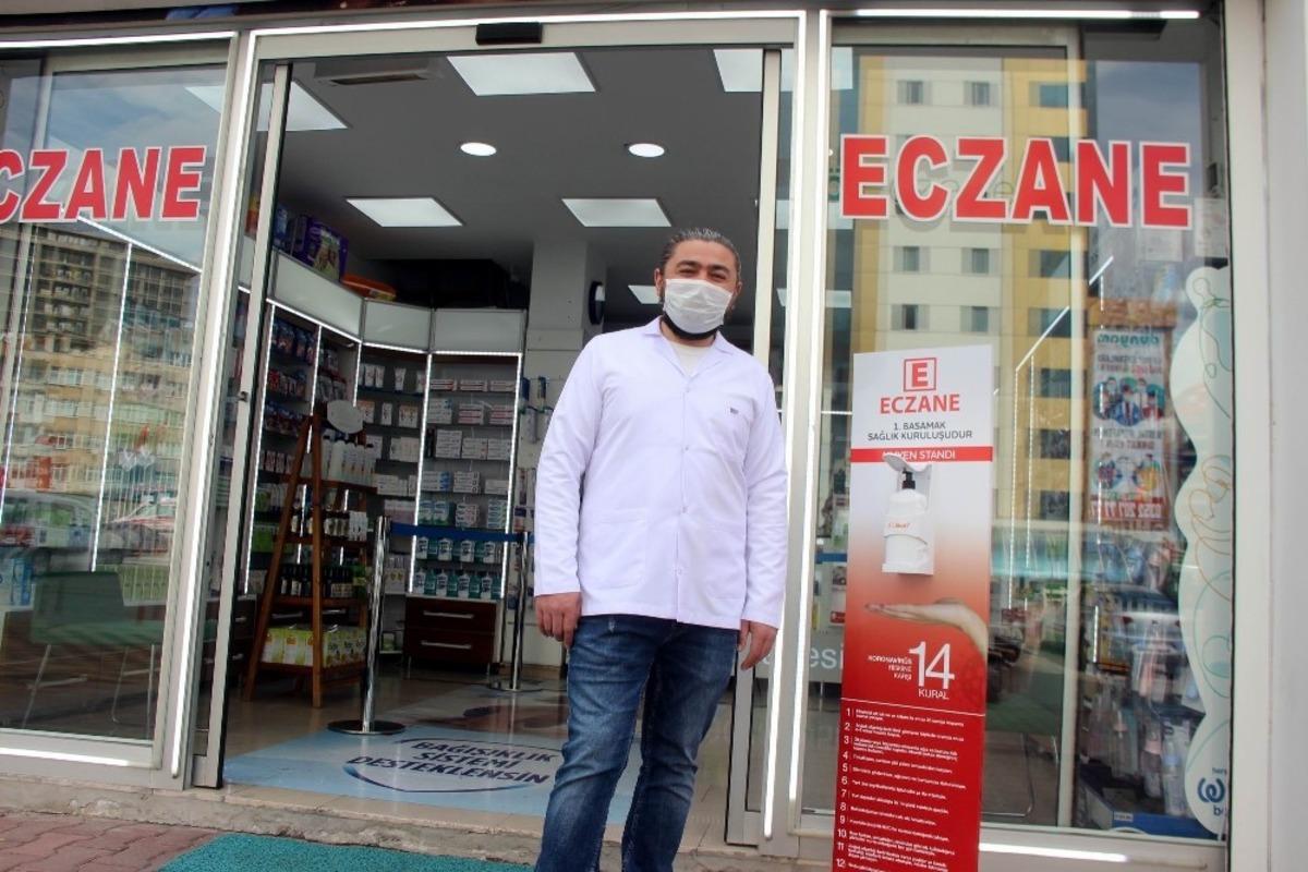 Kayseri&rsquo;deki eczacılar kendi hijyen stantlarını kendileri &uuml;retti