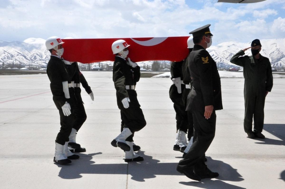 Y&uuml;ksekova&rsquo;da şehit olan asker memleketine uğurlandı