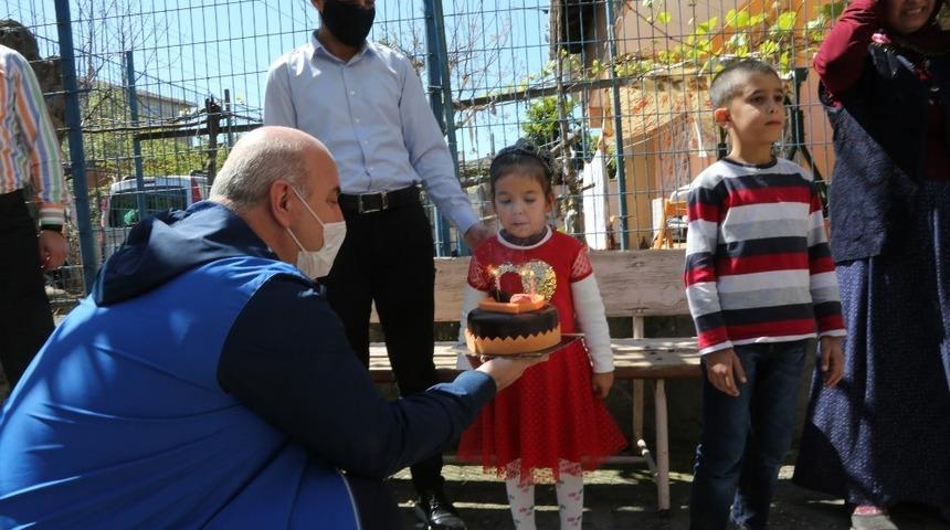 Evden çıkamayan 5 yaşındaki Zeliha’ya belediye başkanından sürpriz