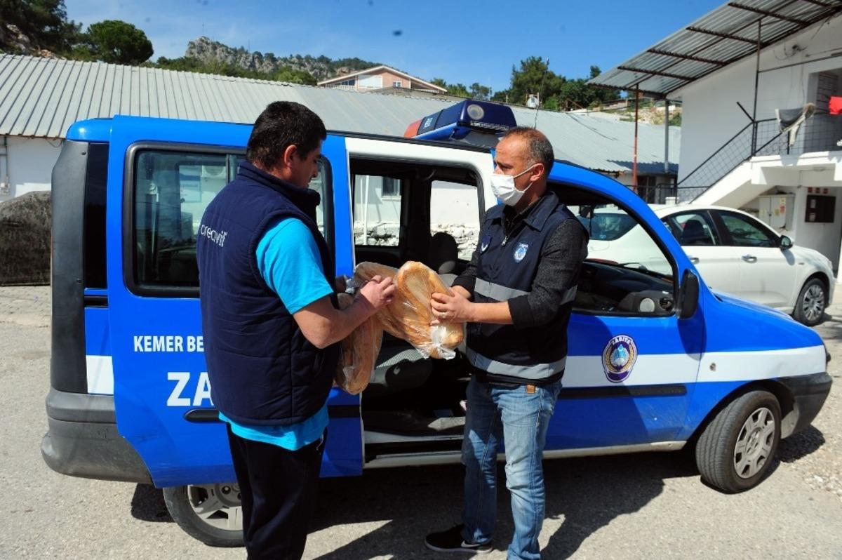Kemer&rsquo;de ekmek dağıtımı devam ediyor