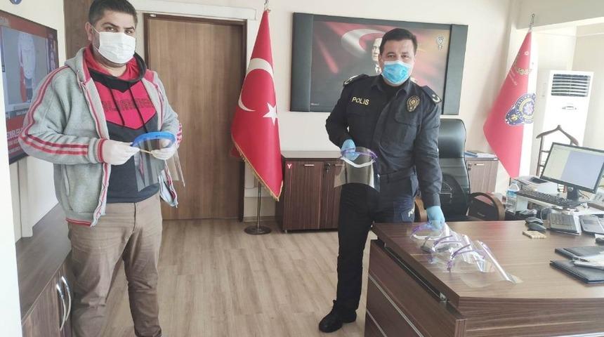 Burhaniye&rsquo;de &ouml;ğretmenler polisler i&ccedil;in siperlikli maske &uuml;retti
