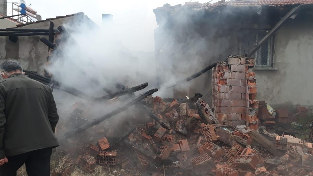 Afyonkarahisar&rsquo;da bir evde &ccedil;ıkan yangın mahalle halkını korkuttu