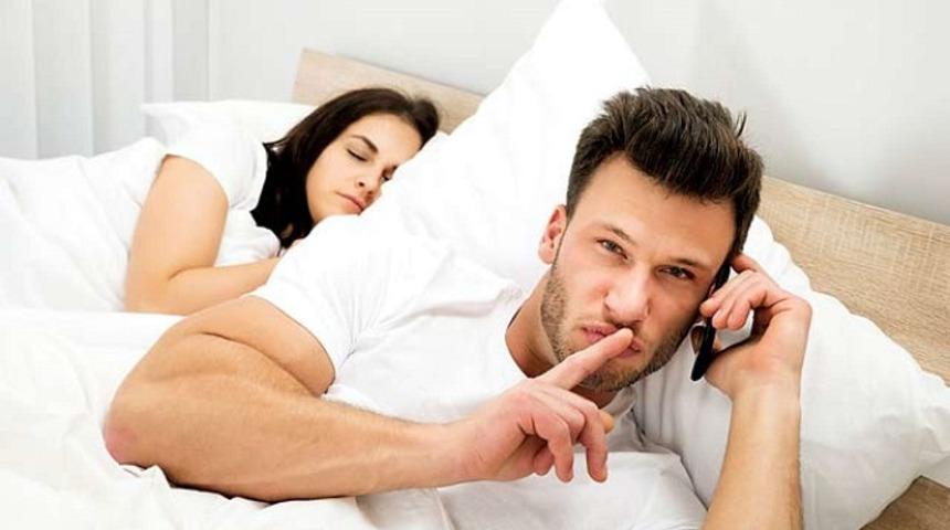 Eşiniz bunları yapıyorsa aldatılıyor olabilirsiniz! Aldatan eş kendini nasıl ele verir?
