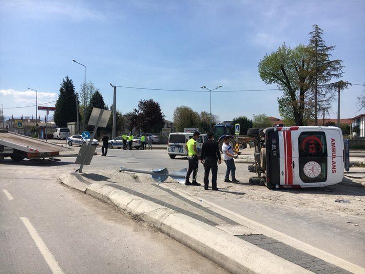Sakarya'da pikapla çarpışan ambulans devrildi: 3 yaralı G1