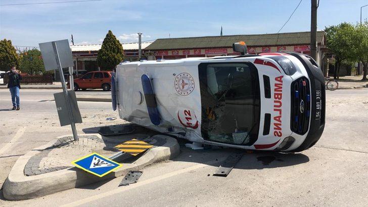 Sakarya'da pikapla çarpışan ambulans devrildi: 3 yaralı G2