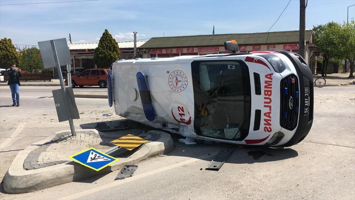 Sakarya'da pikapla &ccedil;arpışan ambulans devrildi: 3 yaralı