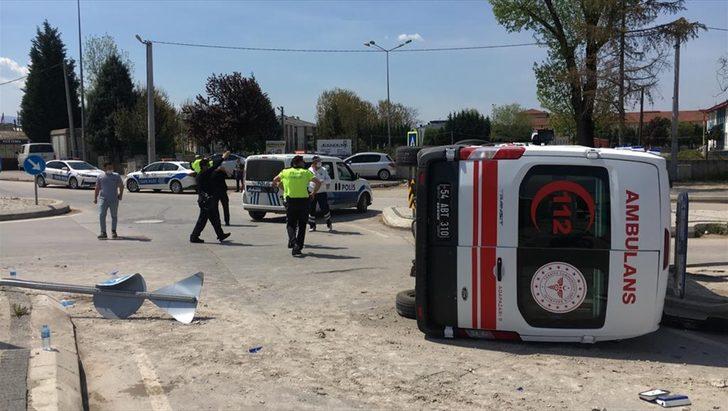 Sakarya'da pikapla çarpışan ambulans devrildi: 3 yaralı G3