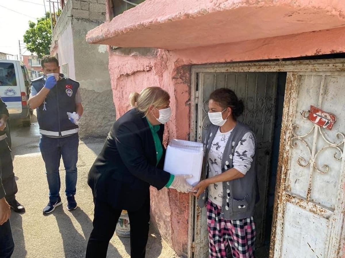 Başkan Erdem ev ev dolaşarak yardım kolisi dağıtıyor