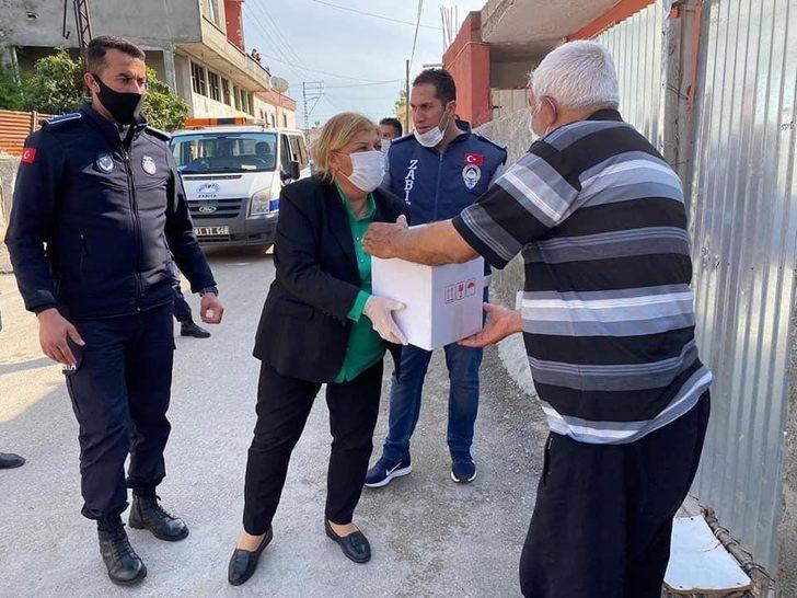 Başkan Erdem ev ev dolaşarak yardım kolisi dağıtıyor G2