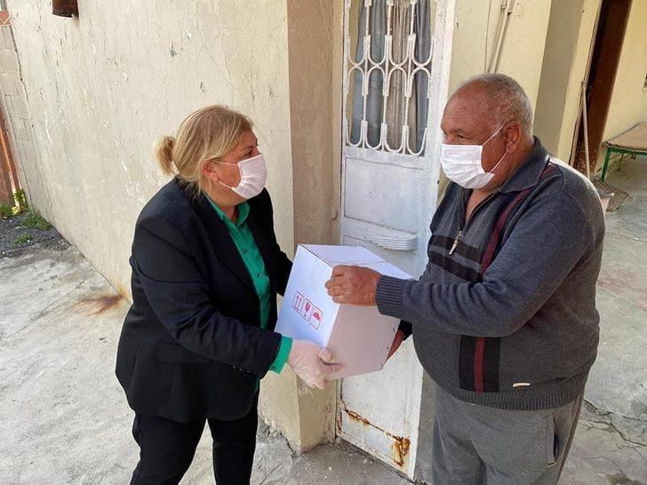 Başkan Erdem ev ev dolaşarak yardım kolisi dağıtıyor G3