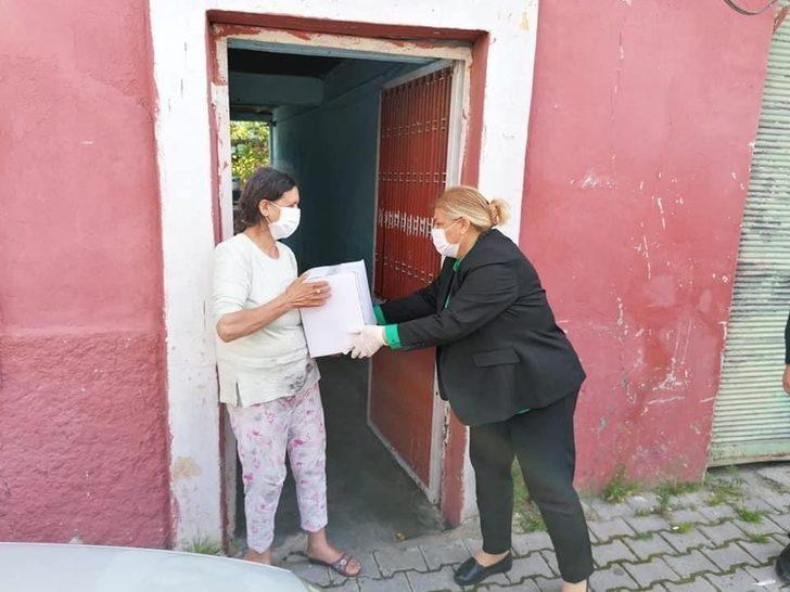 Başkan Erdem ev ev dolaşarak yardım kolisi dağıtıyor G4