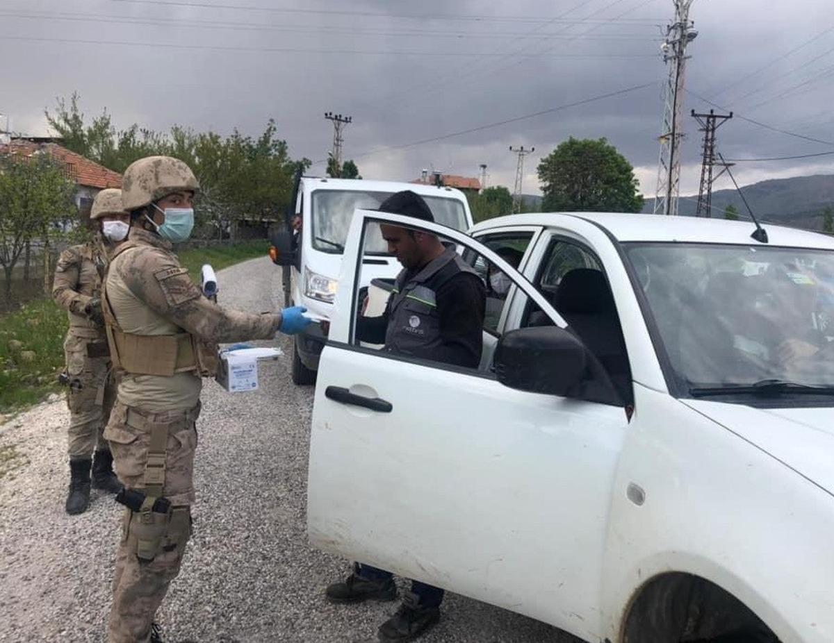 Sincik&rsquo;te vatandaşlara maske dağıtıldı