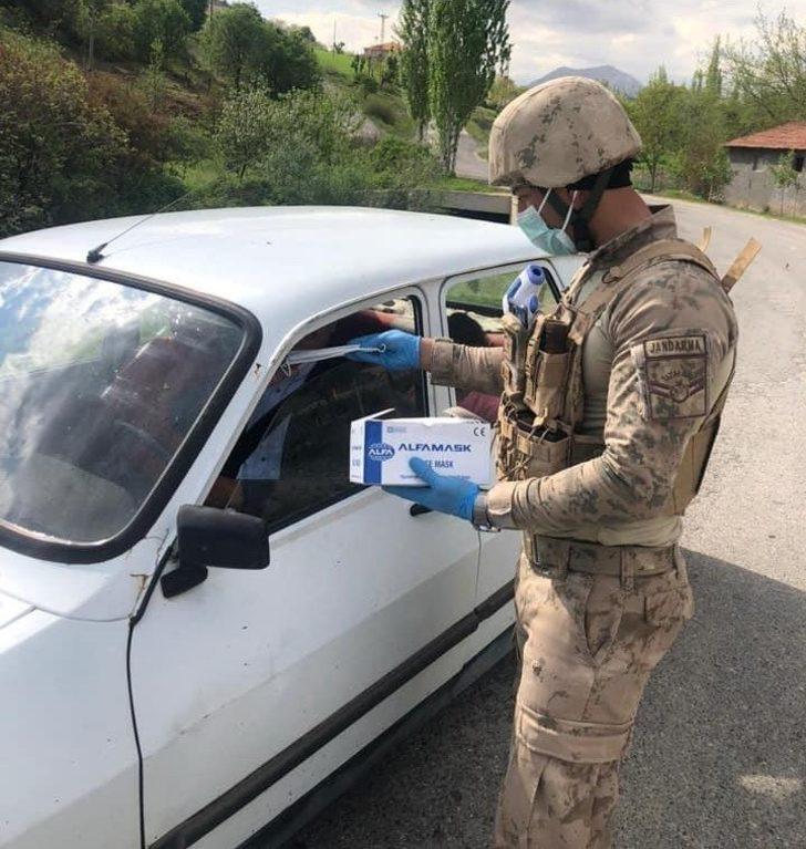 Sincik’te vatandaşlara maske dağıtıldı G3