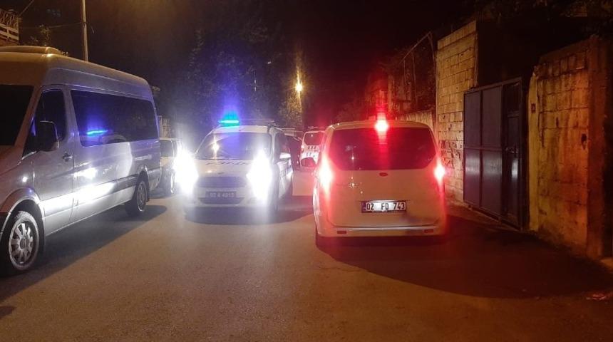 Kavgayı havaya ateş a&ccedil;arak ayırdılar