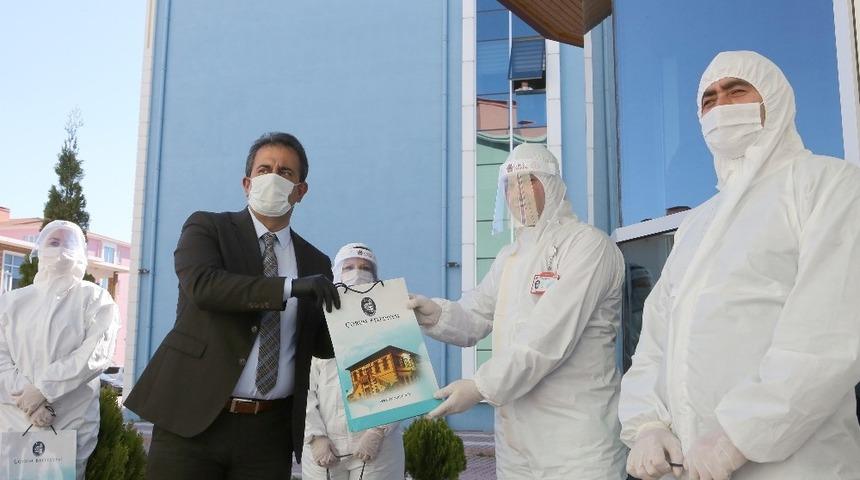 &Ccedil;orum Belediyesi&rsquo;nden karantinaya alınanlara hediye