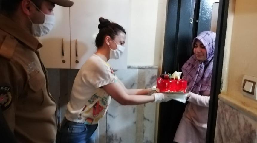 Vefa Sosyal Destek Grubundan pasta s&uuml;rprizi