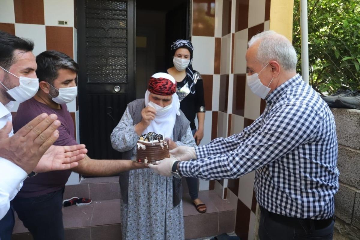 G&uuml;ltak&rsquo;tan sokağa &ccedil;ıkma yasağında s&uuml;rpriz doğum g&uuml;n&uuml; ziyareti