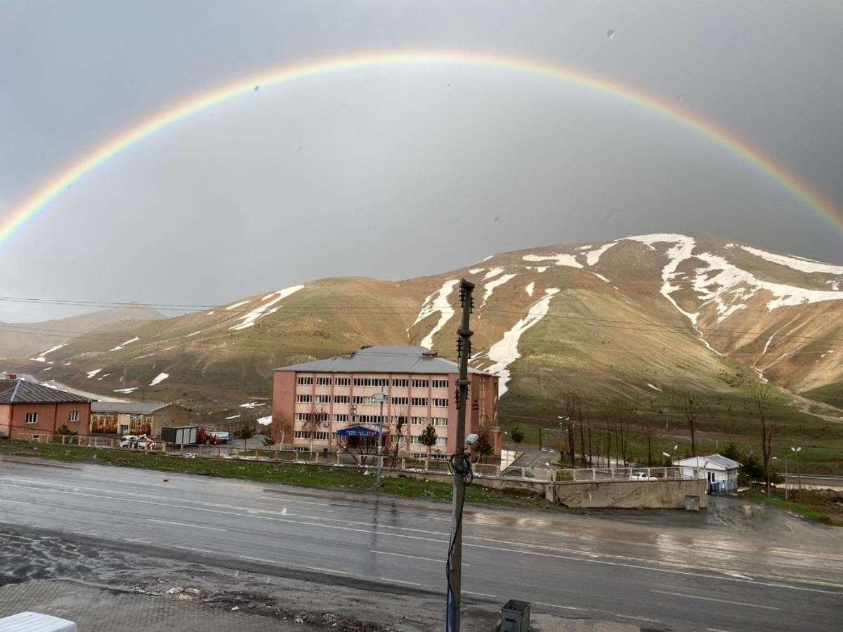 Bitlis&rsquo;te yağmur sonrası g&ouml;kkuşağı g&uuml;zelliği