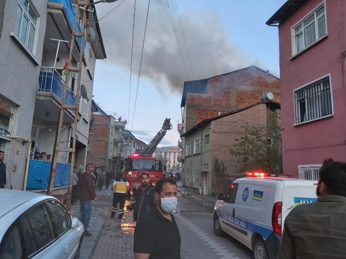 Malatya&rsquo;da ev yangını: 1 kişi dumandan etkilendi