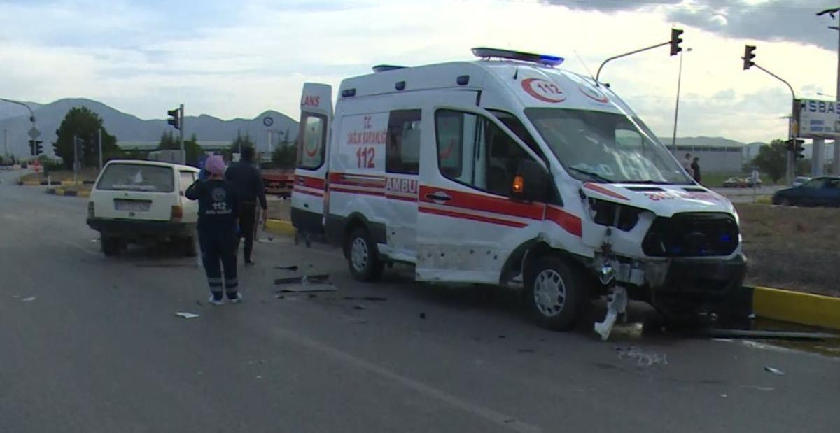 Isparta&rsquo;da ambulans ile otomobil &ccedil;arpıştı: 1&rsquo;i ağır 2 yaralı