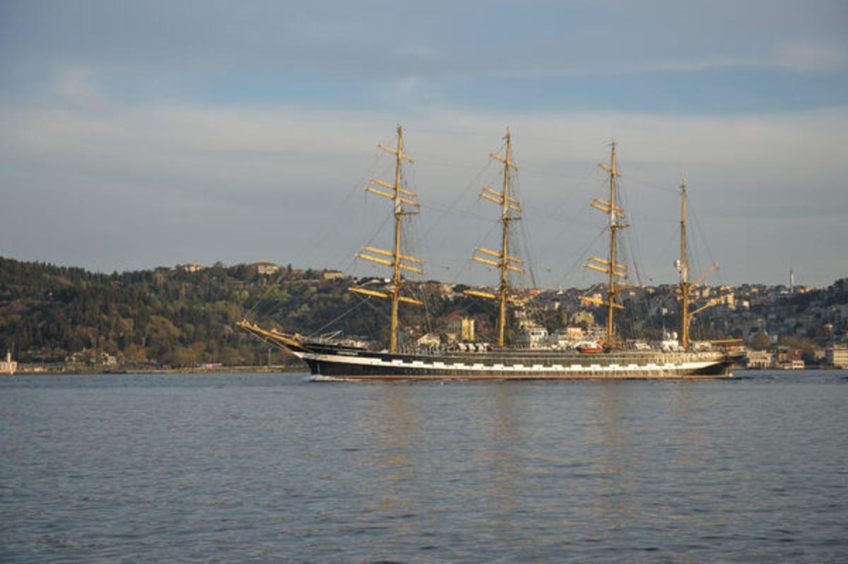 Tarihi gemi İstanbul Boğazı'ndan ge&ccedil;ti