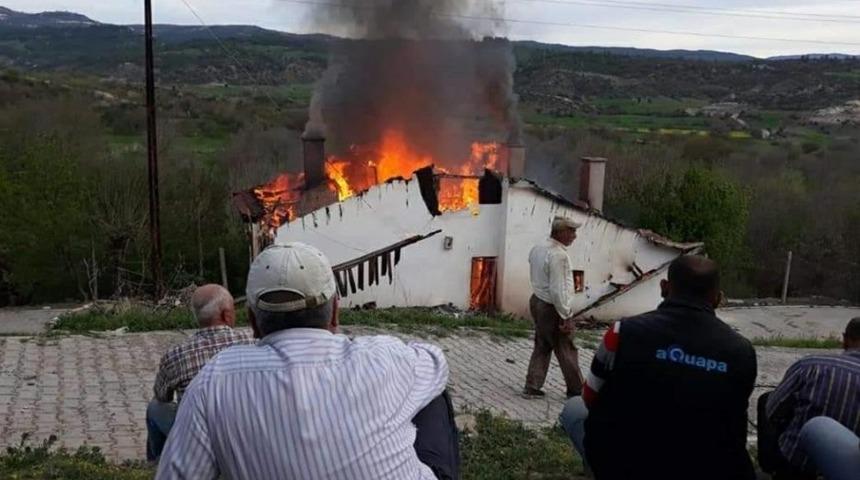 Nallıhan&rsquo;da &ccedil;ıkan yangında bir ev k&uuml;l oldu