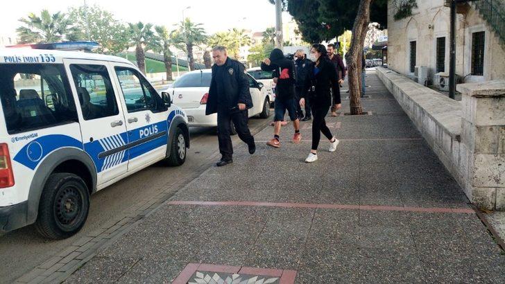 Evde tartışıp öfke ile dışarı çıkan genç çift, 6 bin 300 lira zararla oturdu G1