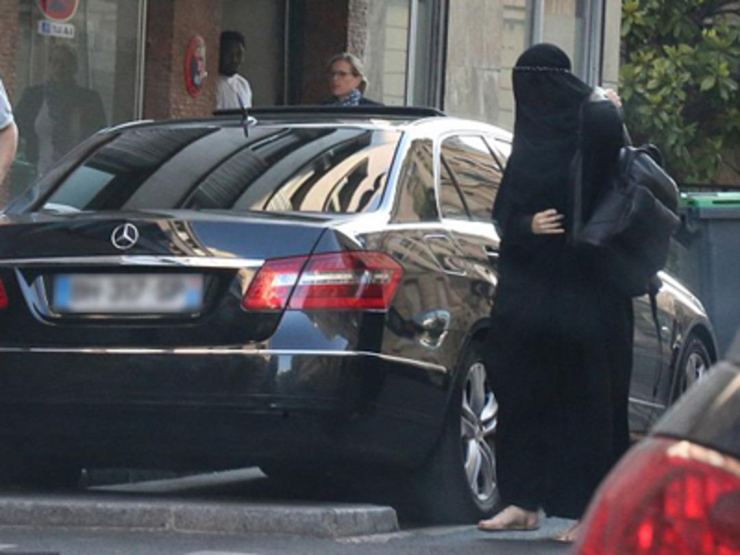 &Uuml;nl&uuml; model b&ouml;yle gizlendi