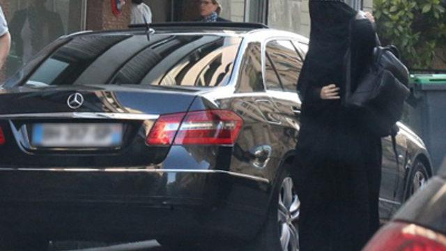 Ünlü model böyle gizlendi