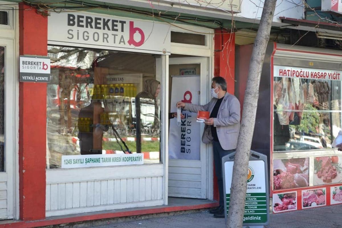 AK Parti Şaphane il&ccedil;e Başkanı Hasan Basri Mete, esnaf ve vatandaşlara maske dağıttı