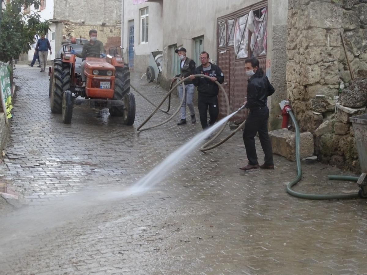 K&ouml;yl&uuml;ler kaplıca suyuyla sokakları yıkıyorlar