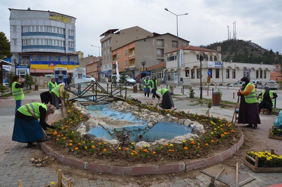 İl&ccedil;e merkezi &ccedil;i&ccedil;eklerle donatıldı