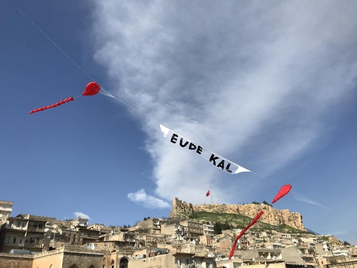 U&ccedil;urtma sevdalısından Mardinlilere g&ouml;ky&uuml;z&uuml;nden &rsquo;evde kal&rsquo; &ccedil;ağrısı