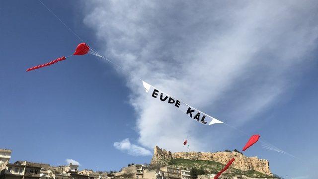 Uçurtma sevdalısından Mardinlilere gökyüzünden ’evde kal’ çağrısı
