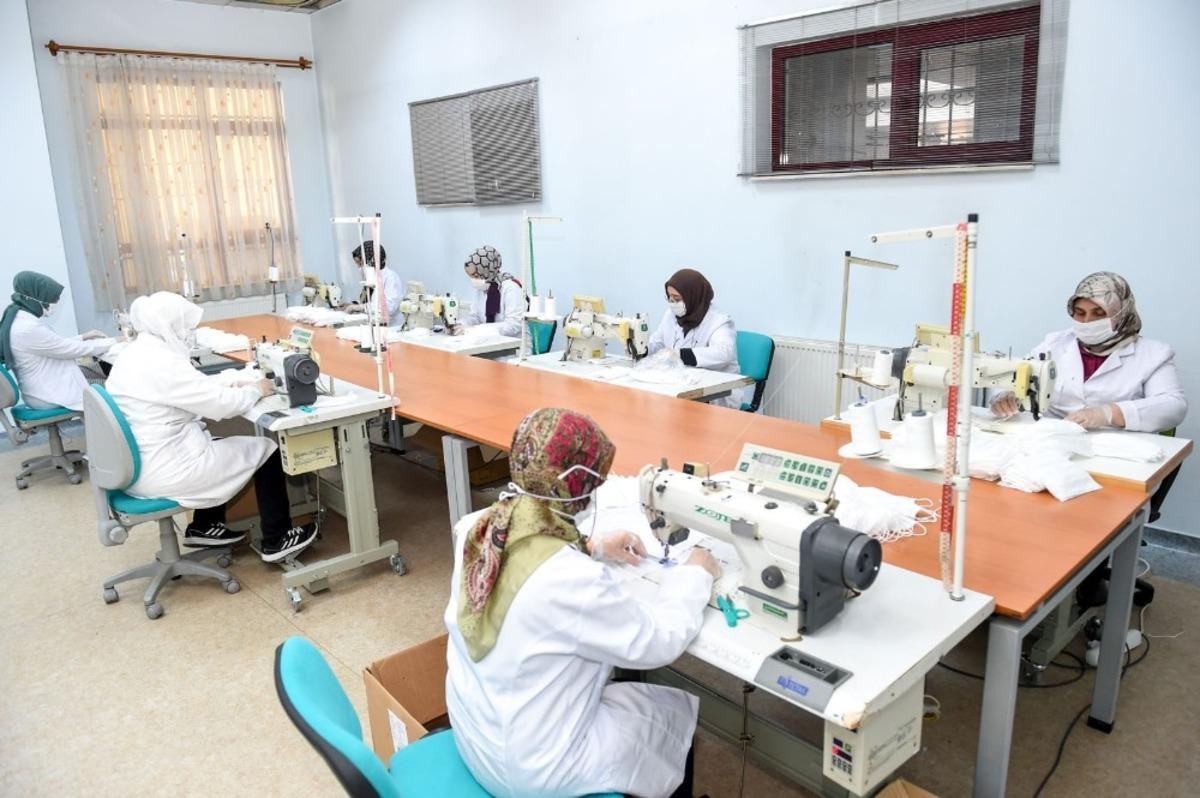 G&ouml;n&uuml;ll&uuml; oldular, g&uuml;nde 2 bin maske &uuml;retiyorlar