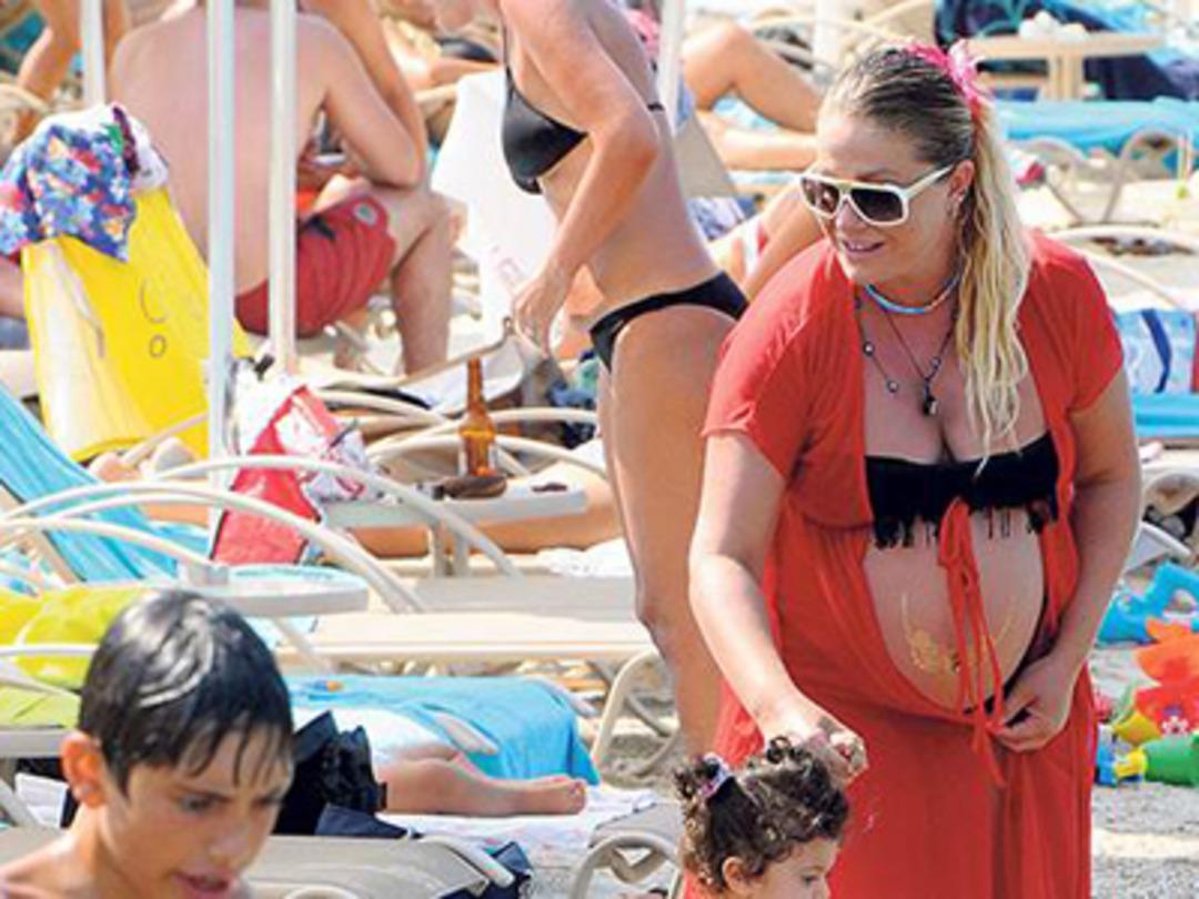 Yeliz Yeşilmen tatile tam gaz devam