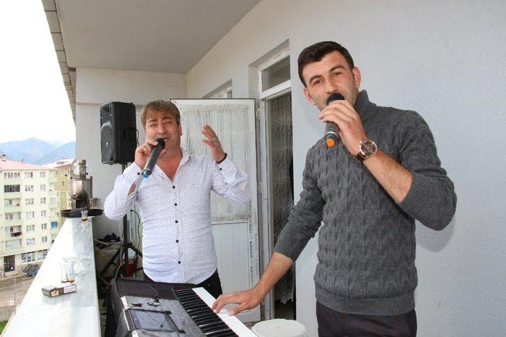 Sağlık çalışanlarına balkondan konser verdiler G1