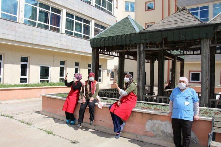 Sağlık çalışanlarına balkondan konser verdiler G2