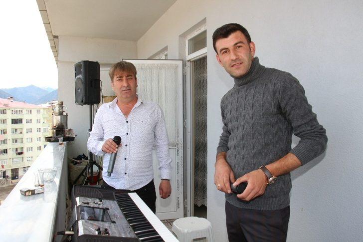 Sağlık çalışanlarına balkondan konser verdiler G3